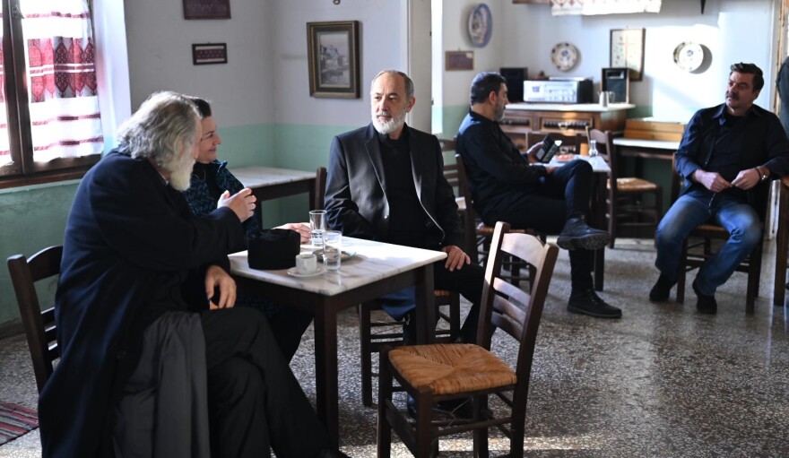 Σασμός: Η αστυνομία ψάχνει τον Σταύρο και τον Πετράκη, ενώ η Αργυρώ είναι σε πανικό