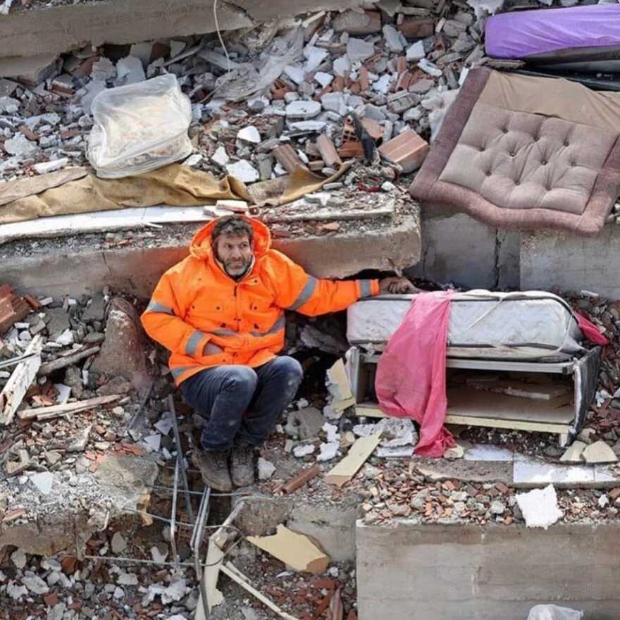 Σεισμός στην Τουρκία: Συγκινεί η παλαιότερη εικόνα του πατέρα που κρατούσε το χέρι της νεκρής του κόρης στα χαλάσματα