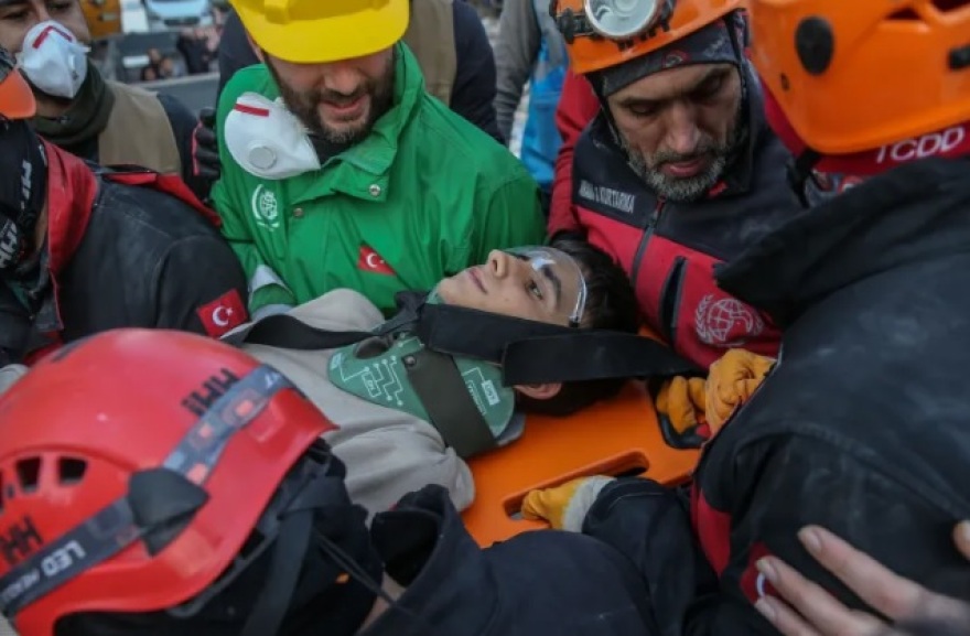 Σεισμός στην Τουρκία: Έσωσαν έξι μέλη οικογένειας μετά από 102 ώρες στα χαλάσματα του Χατάι