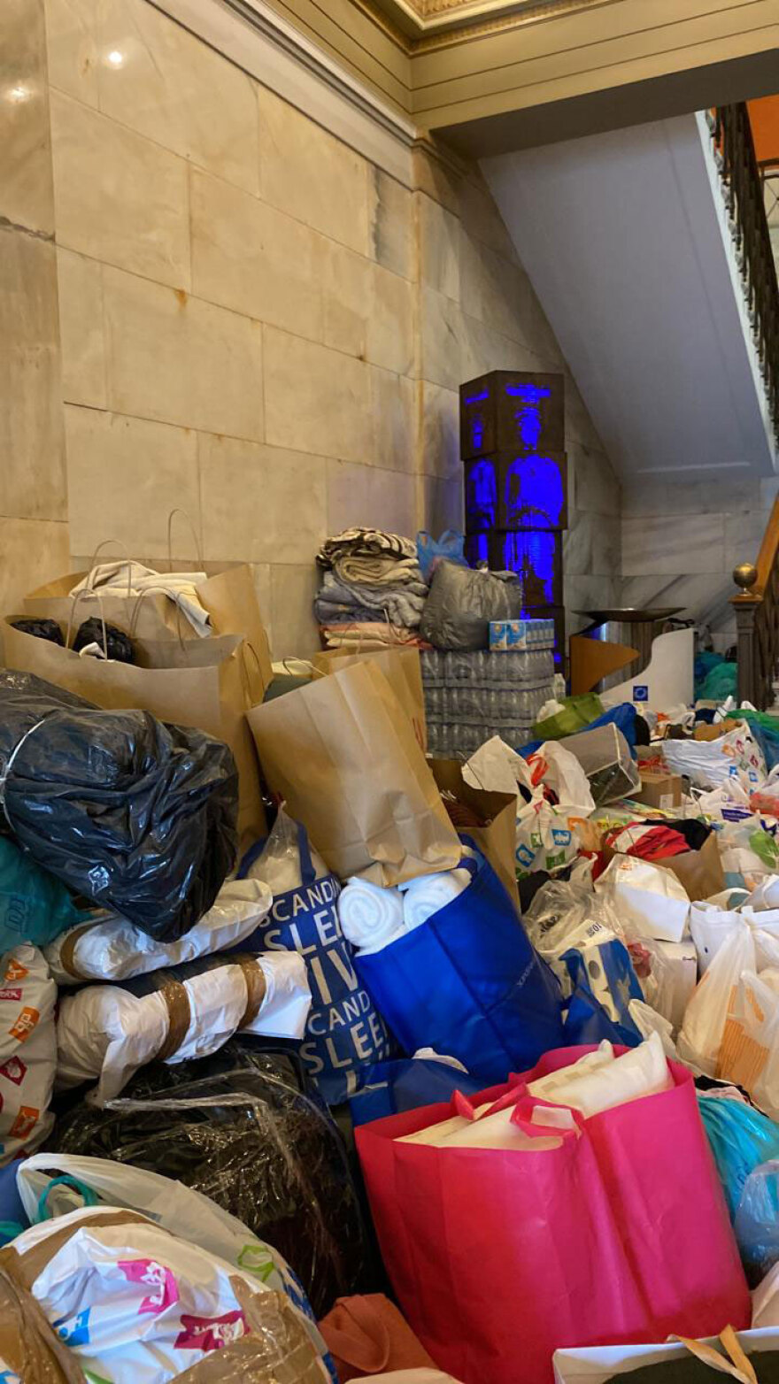 Ο δήμος Αθηναίων συγκεντρώνει τρόφιμα - αγαθά για τους σεισμόπληκτους σε Τουρκία και Συρία