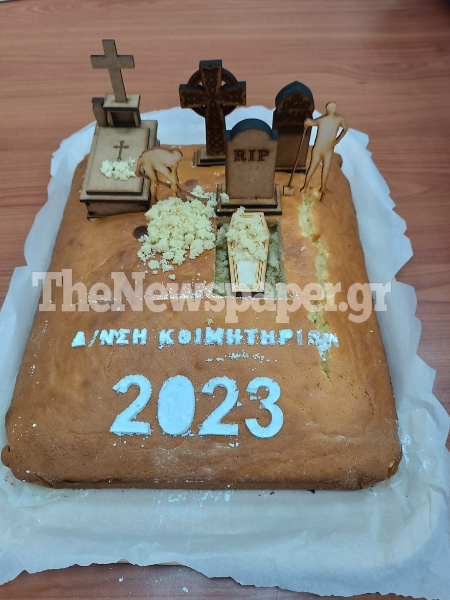 Viral η βασιλόπιτα του Κοιμητηρίου Βόλου με τάφους, σταυρούς και… νεκροθάφτες