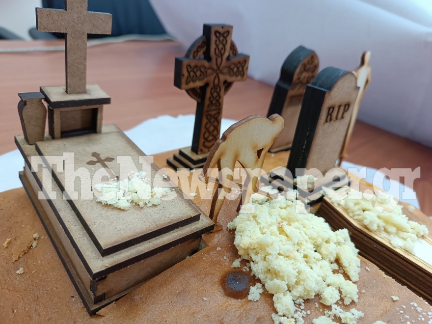 Viral η βασιλόπιτα του Κοιμητηρίου Βόλου με τάφους, σταυρούς και… νεκροθάφτες