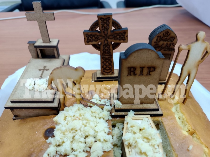 Viral η βασιλόπιτα του Κοιμητηρίου Βόλου με τάφους, σταυρούς και… νεκροθάφτες