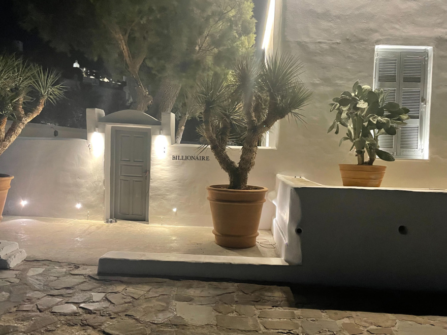 Μύκονος: Το «Billionaire» του Μπριατόρε... προσάραξε στην ξέρα του Γιαλού