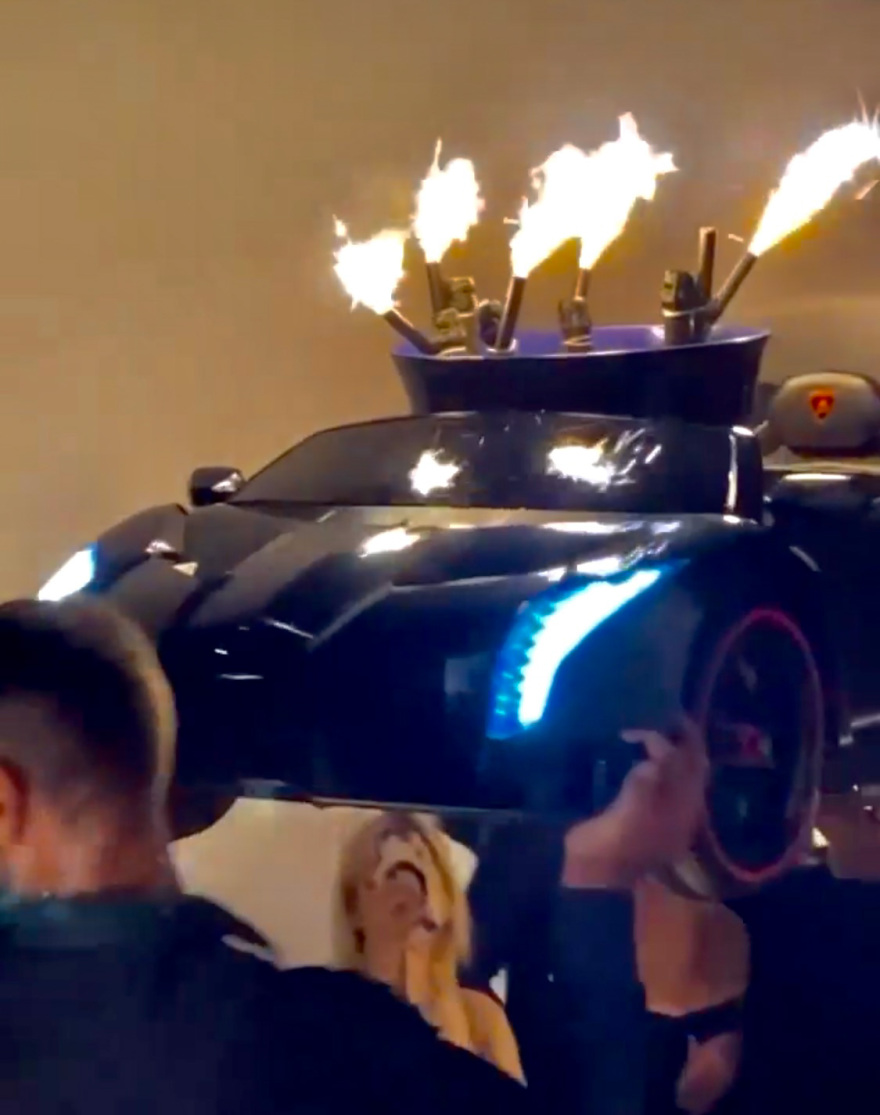 Μύκονος: Το «Billionaire» του Μπριατόρε... προσάραξε στην ξέρα του Γιαλού