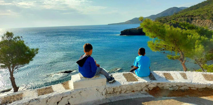 Κάρπαθος: Οι δύο μικροί μαθητές στο Διαφάνι και η σπουδαία Εβρίτισσα δασκάλα τους