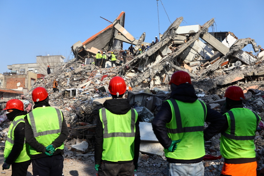 Σεισμός στην Τουρκία: Οργή για τα «χάρτινα» κτίρια - Πάνω από 100 συλλήψεις για κακοτεχνίες