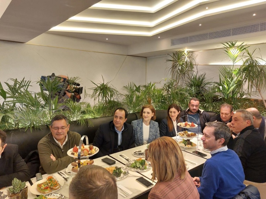 Κύπρος: Καφές και βόλτα για Χριστοδουλίδη και Μαυρογιάννη – Χαμός στον ΔΗΣΥ