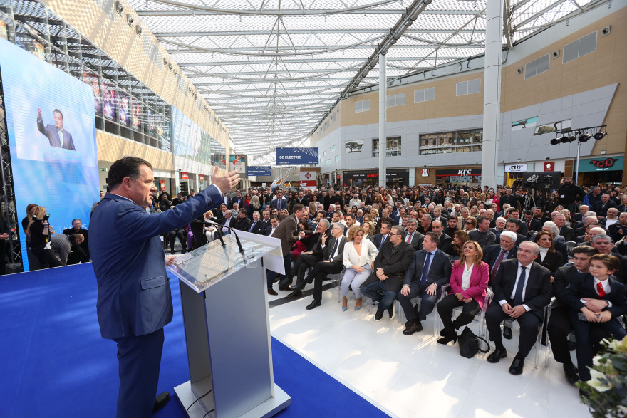 Με προεκλογικό άρωμα η κοπή πίτας του Άδωνι Γεωργιάδη - Πλήθος κόσμου στο Μαρούσι (βίντεο)