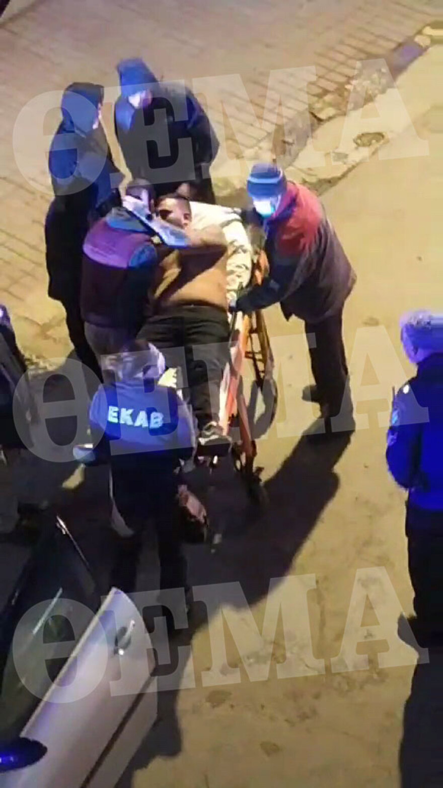 Αρτέμιδα: Μαχαίρωσαν 22χρονο σε μπαρ - Καταδίωξε τους δράστες και έπεσε σε φαρμακείο, δείτε βίντεο