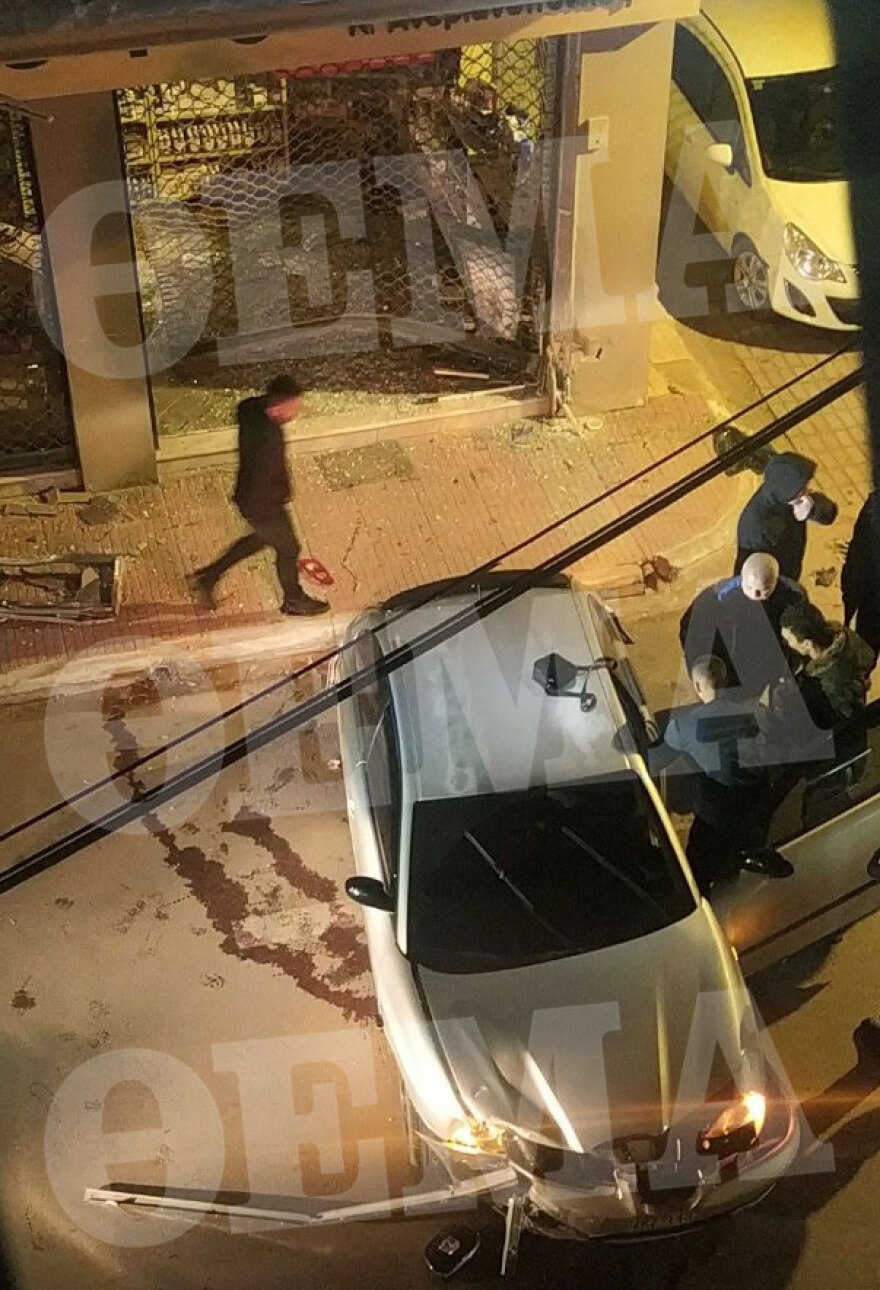 Αρτέμιδα: Μαχαίρωσαν 22χρονο σε μπαρ - Καταδίωξε τους δράστες και έπεσε σε φαρμακείο, δείτε βίντεο