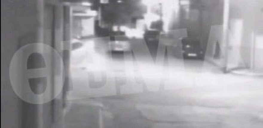 Αρτέμιδα: Μαχαίρωσαν 22χρονο σε μπαρ - Καταδίωξε τους δράστες και έπεσε σε φαρμακείο, δείτε βίντεο