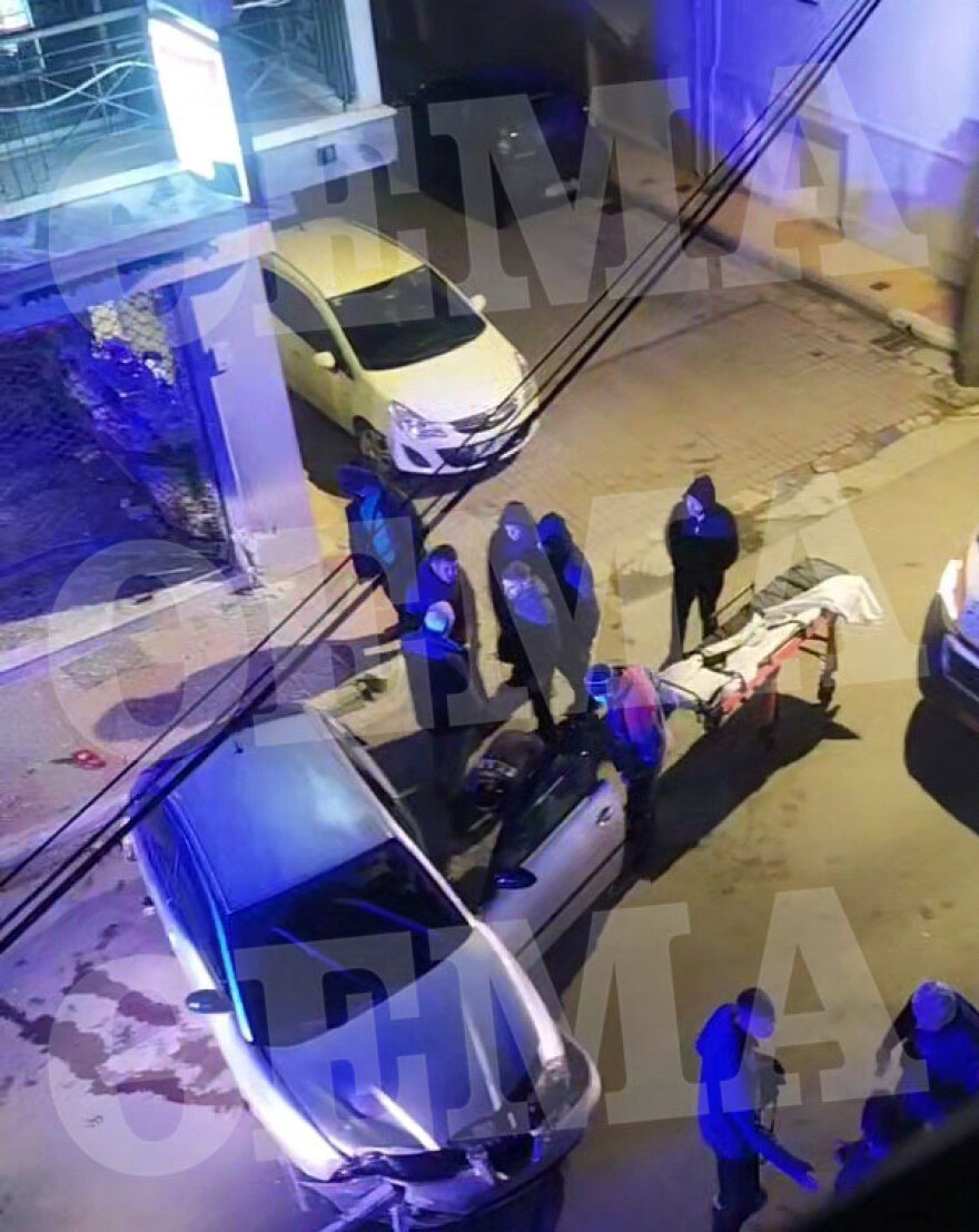 Αρτέμιδα: Μαχαίρωσαν 22χρονο σε μπαρ - Καταδίωξε τους δράστες και έπεσε σε φαρμακείο, δείτε βίντεο