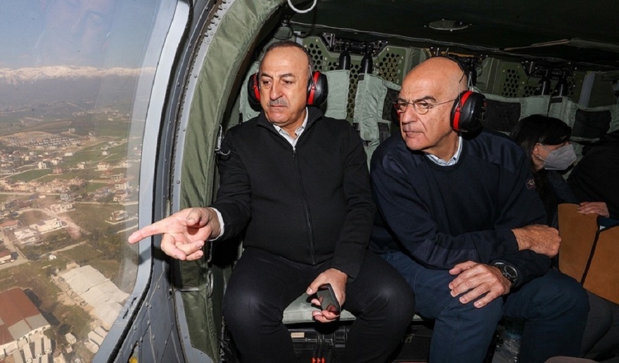 Σεισμός στην Τουρκία: Ο εναγκαλισμός Δένδια - Τσαβούσογλου και οι νέες ισορροπίες ανάμεσα στις δυο χώρες 