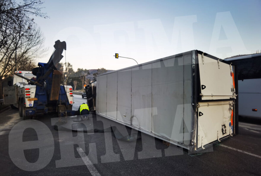 Λεωφόρος Αθηνών: Πώς έγινε η καραμπόλα με τα 6 ΙΧ και το φορτηγό που έφερε κυκλοφοριακό χάος