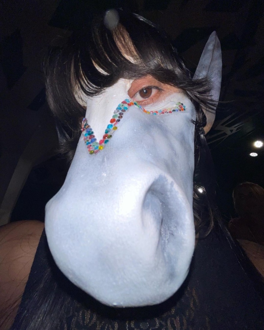 Διχάζει οίκος μόδας που ανέβασε στην πασαρέλα μοντέλα με πρόσωπα ζώων