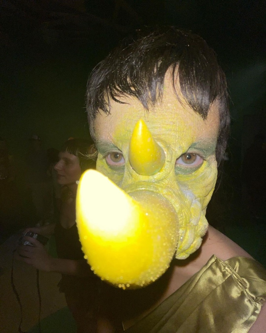 Διχάζει οίκος μόδας που ανέβασε στην πασαρέλα μοντέλα με πρόσωπα ζώων