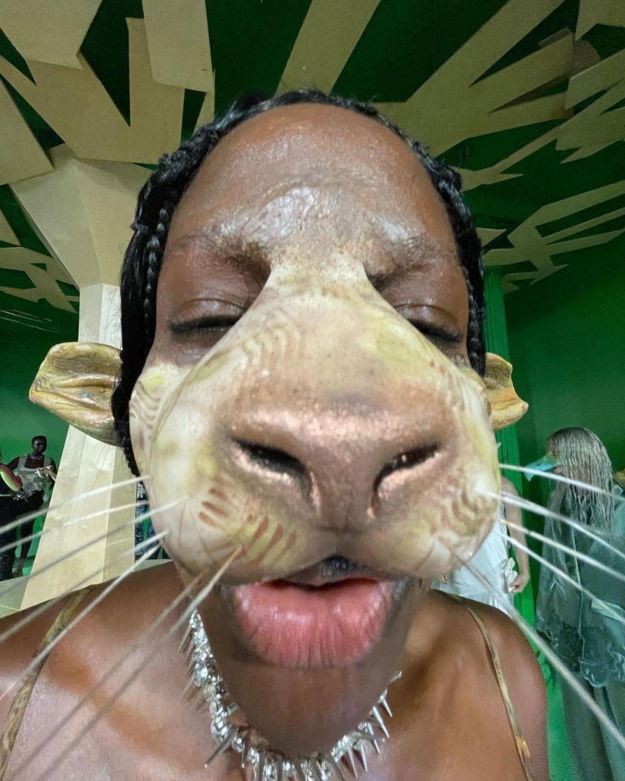 Διχάζει οίκος μόδας που ανέβασε στην πασαρέλα μοντέλα με πρόσωπα ζώων