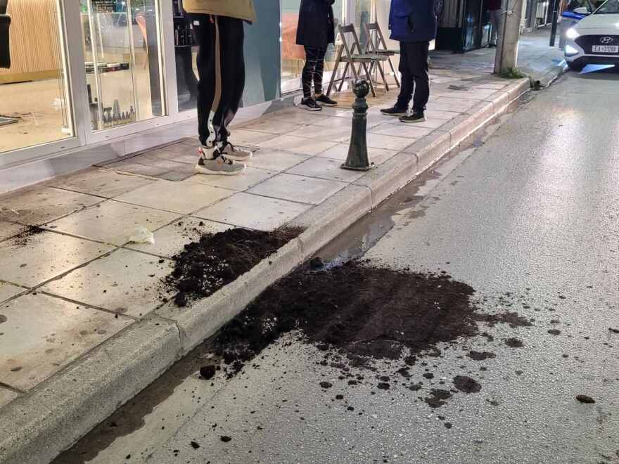 Λάρισα: Νεαρός σε αμόκ πετούσε καρέκλες και γλάστρες στο δρόμο