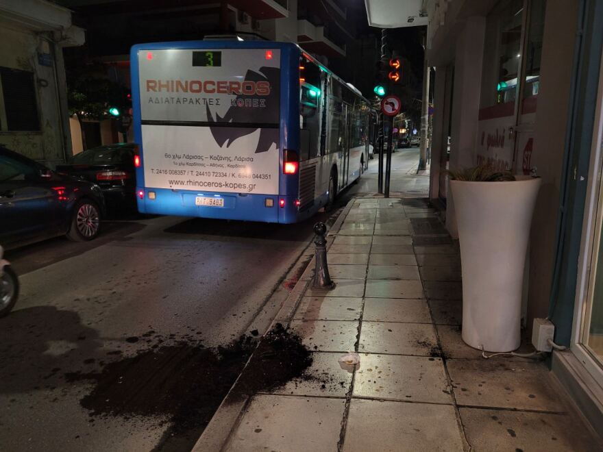 Λάρισα: Νεαρός σε αμόκ πετούσε καρέκλες και γλάστρες στο δρόμο