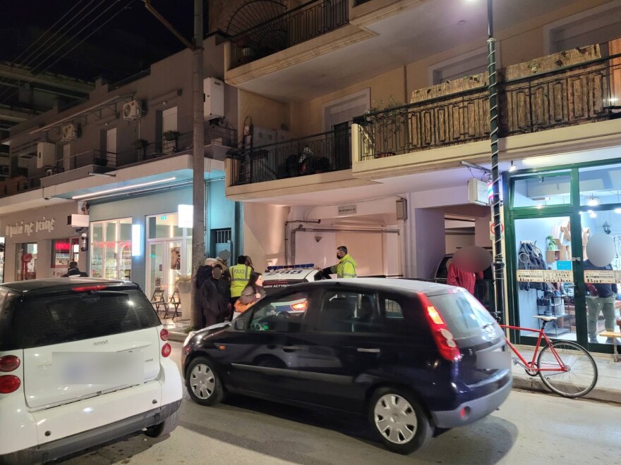 Λάρισα: Νεαρός σε αμόκ πετούσε καρέκλες και γλάστρες στο δρόμο