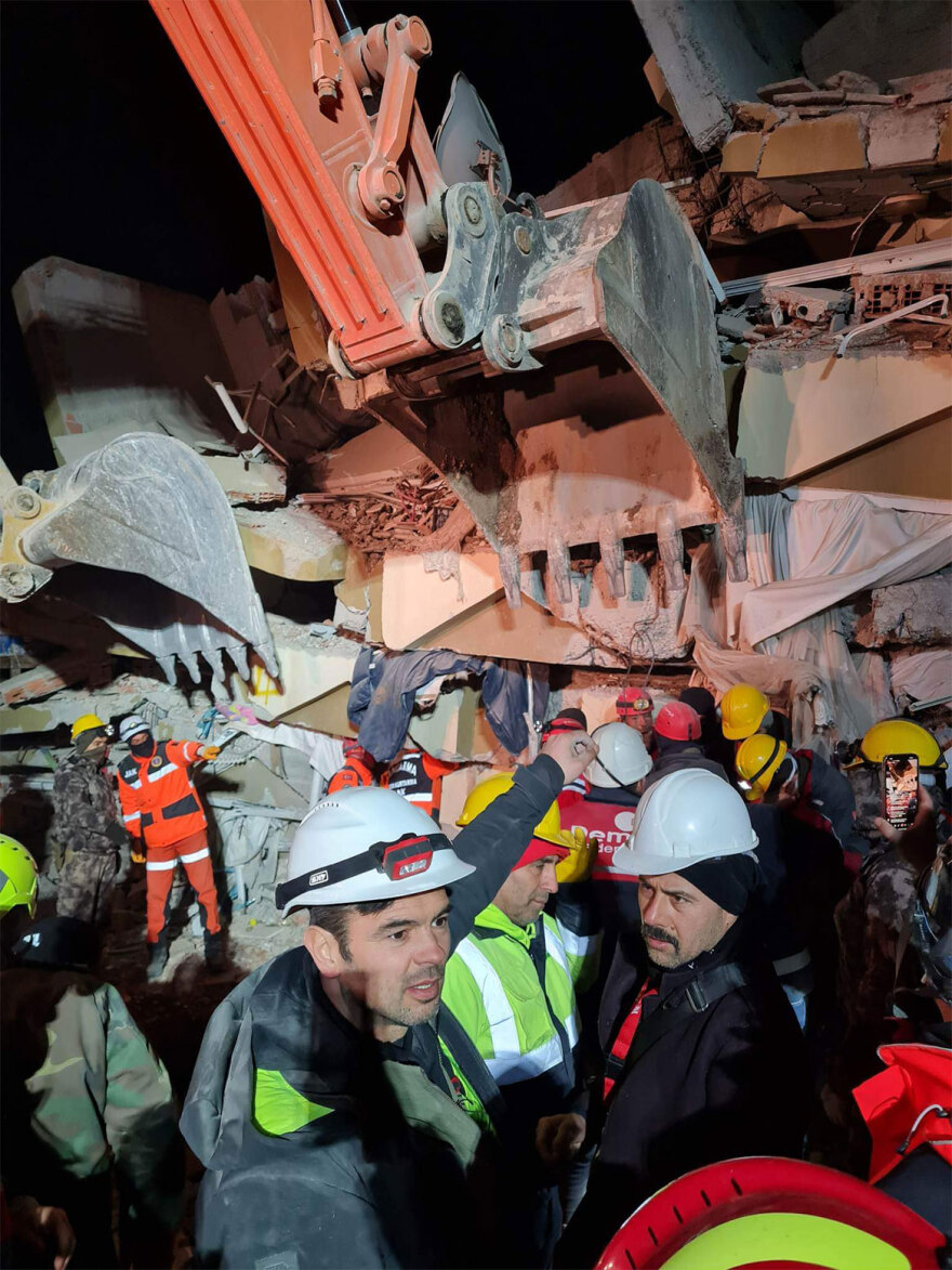 Στην Τουρκία παραμένουν ελληνικές ομάδες διασωστών: «Είμαστε εδώ για να σώσουμε όσους μπορούμε»