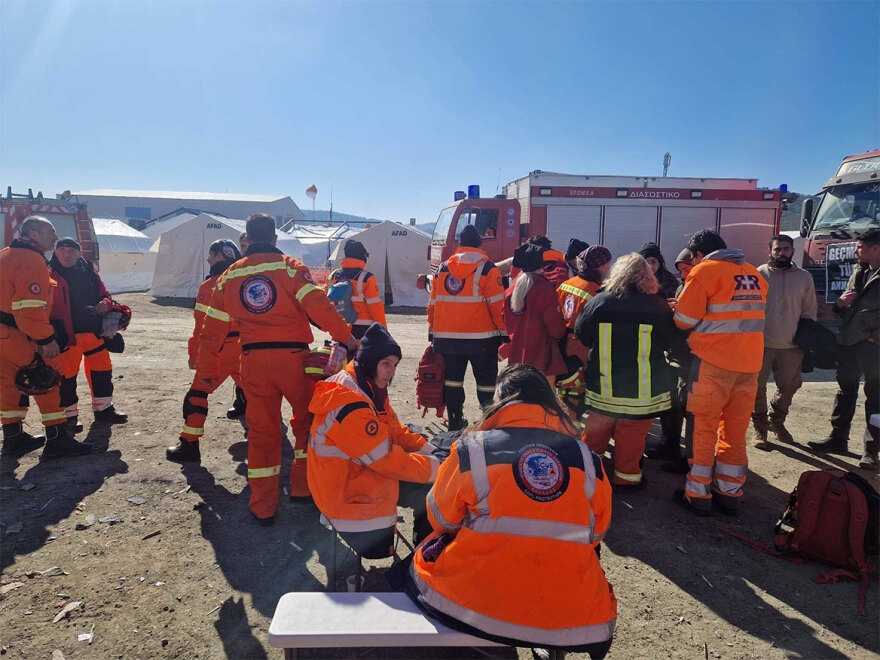 Στην Τουρκία παραμένουν ελληνικές ομάδες διασωστών: «Είμαστε εδώ για να σώσουμε όσους μπορούμε»