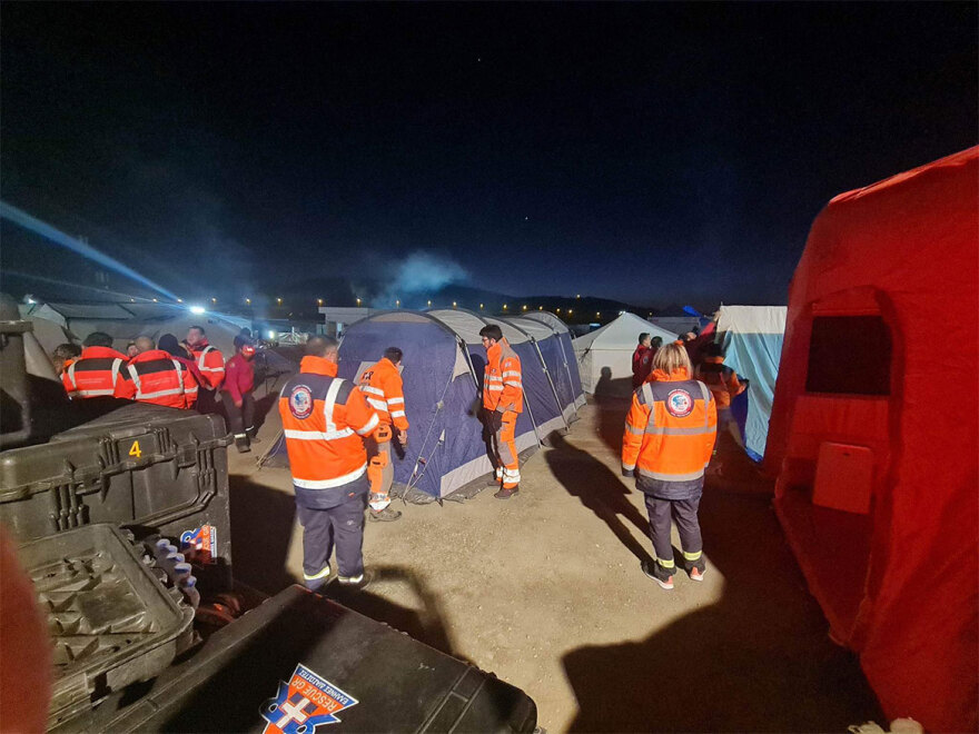 Στην Τουρκία παραμένουν ελληνικές ομάδες διασωστών: «Είμαστε εδώ για να σώσουμε όσους μπορούμε»