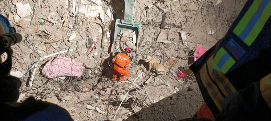 Στην Τουρκία παραμένουν ελληνικές ομάδες διασωστών: «Είμαστε εδώ για να σώσουμε όσους μπορούμε»