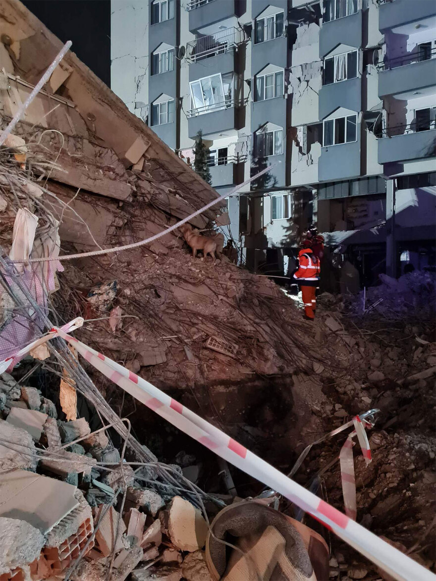 Στην Τουρκία παραμένουν ελληνικές ομάδες διασωστών: «Είμαστε εδώ για να σώσουμε όσους μπορούμε»