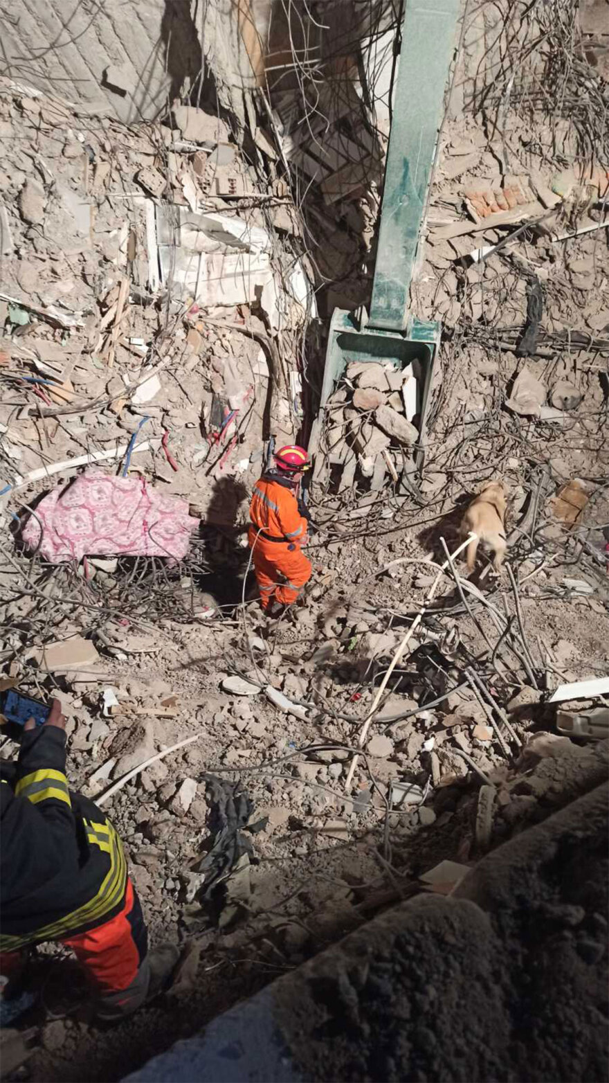 Στην Τουρκία παραμένουν ελληνικές ομάδες διασωστών: «Είμαστε εδώ για να σώσουμε όσους μπορούμε»