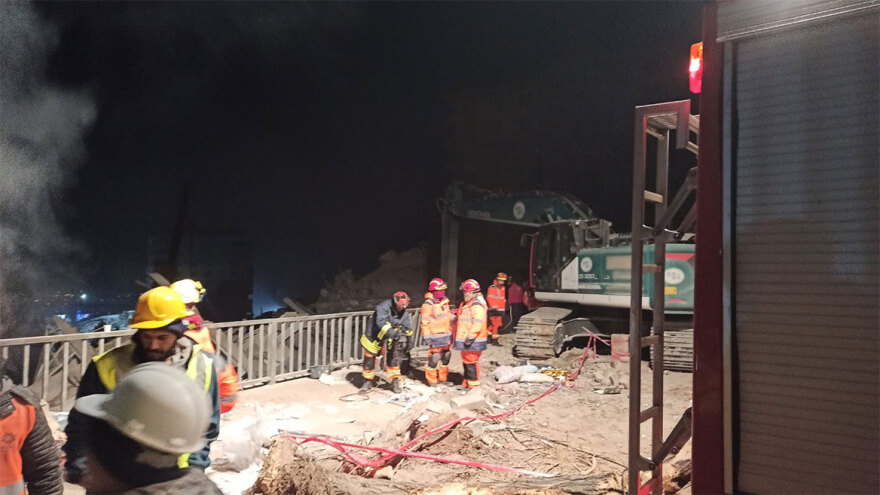 Στην Τουρκία παραμένουν ελληνικές ομάδες διασωστών: «Είμαστε εδώ για να σώσουμε όσους μπορούμε»