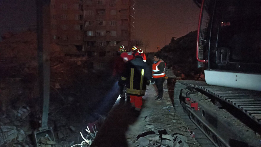 Στην Τουρκία παραμένουν ελληνικές ομάδες διασωστών: «Είμαστε εδώ για να σώσουμε όσους μπορούμε»