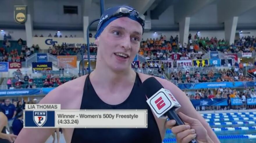 Μαρτυρία για την τρανς κολυμβήτρια Λία Τόμας: «Μας υποχρέωσαν να δούμε ανδρικά γεννητικά όργανα σε γυναικεία αποδυτήρια»