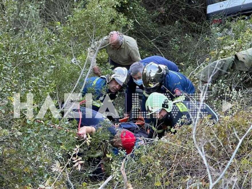 Ηλεία: Αυτοκίνητο εξετράπη της πορείας του και έπεσε σε γκρεμό 30 μέτρων