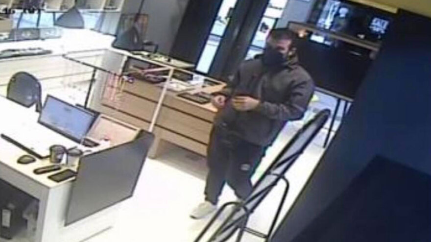 «Ξαναχτύπησε» ο κλέφτης με το πατίνι - Άρπαξε δαχτυλίδι αξίας €17.000 από κοσμηματοπωλείο στη Γλυφάδα