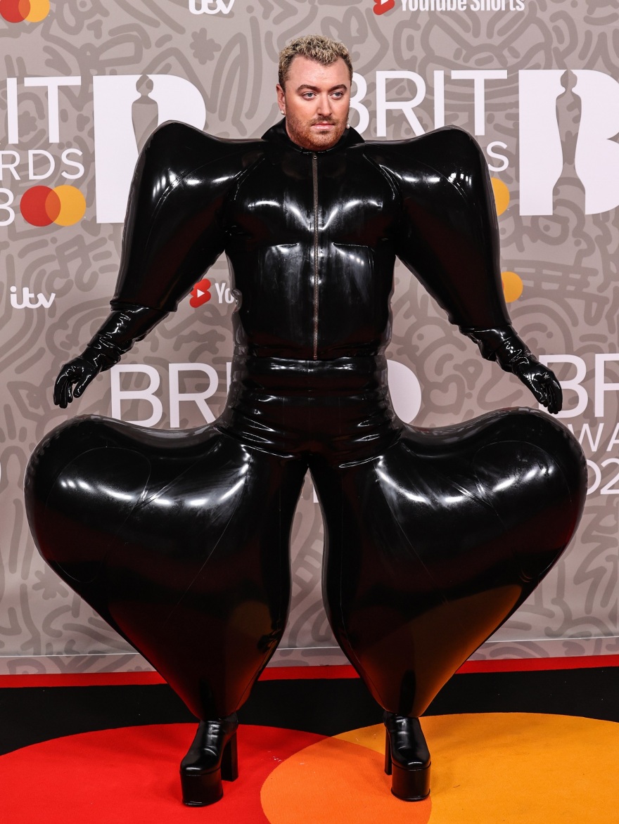 Ρίκι Τζερβέις: Αντιδράσεις στο Twitter για τον κωμικό που κορόιδεψε τον Σαμ Σμιθ