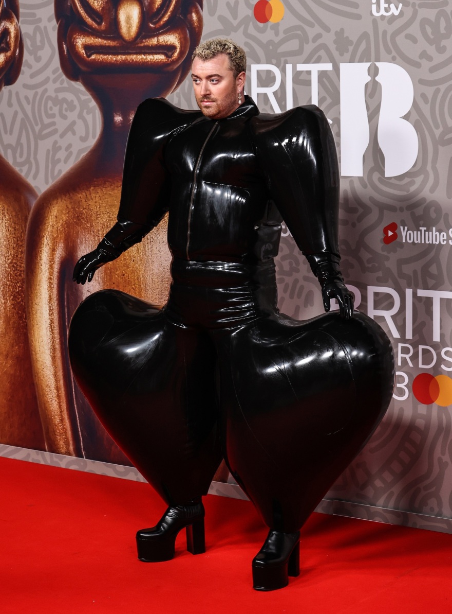 Ρίκι Τζερβέις: Αντιδράσεις στο Twitter για τον κωμικό που κορόιδεψε τον Σαμ Σμιθ