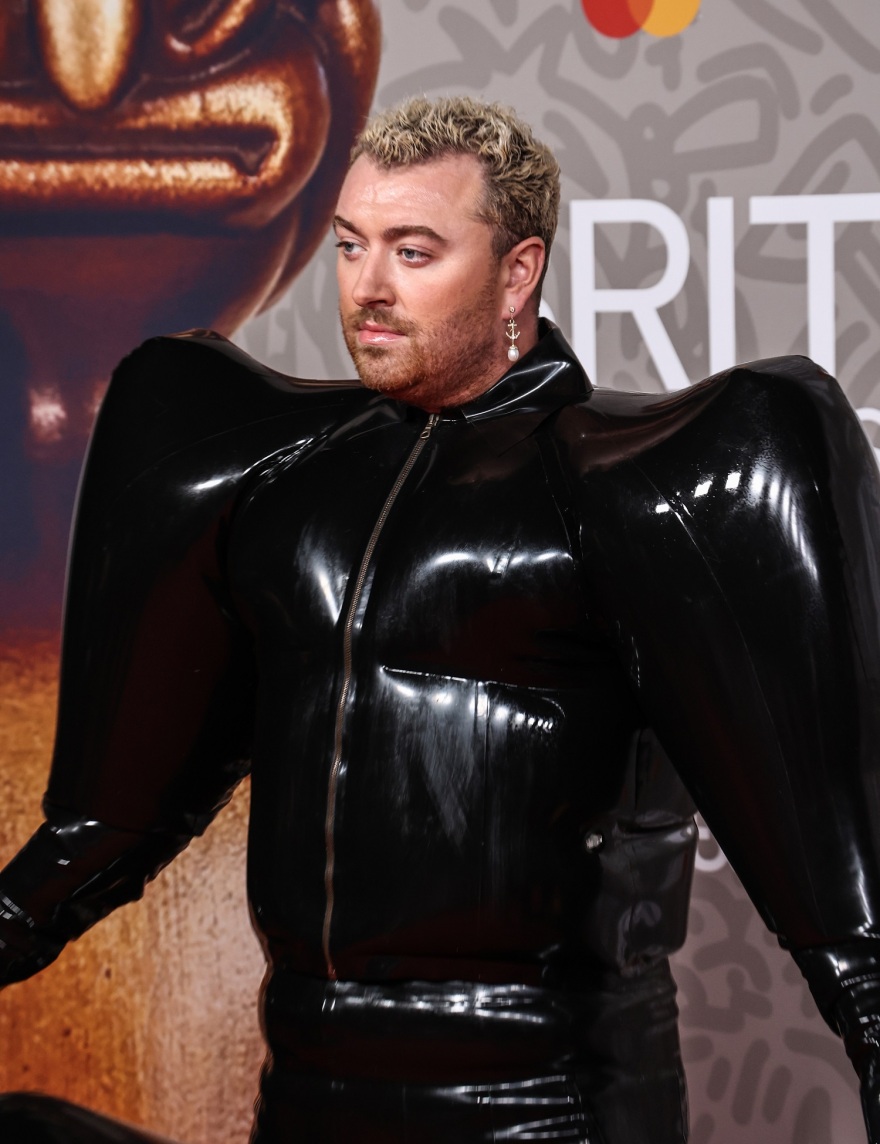 Ρίκι Τζερβέις: Αντιδράσεις στο Twitter για τον κωμικό που κορόιδεψε τον Σαμ Σμιθ