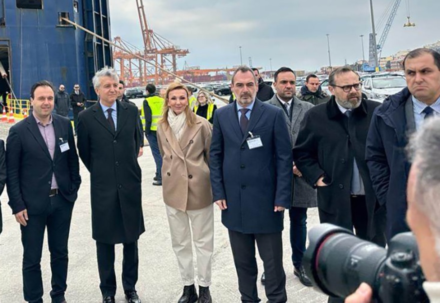 Σεισμός στην Τουρκία: Τέσσερις νταλίκες με κουβέρτες, θερμαντικά και φάρμακα έφυγαν από τον Πειραιά