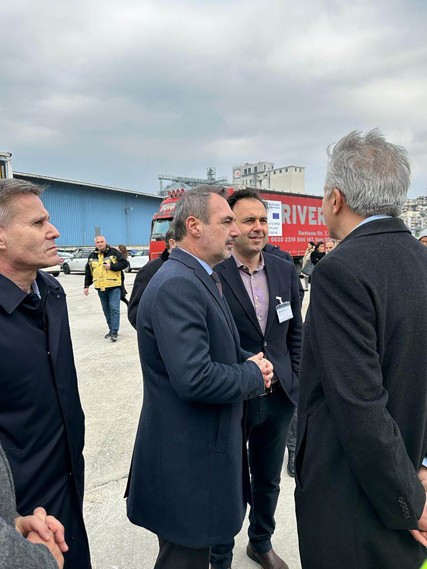 Σεισμός στην Τουρκία: Τέσσερις νταλίκες με κουβέρτες, θερμαντικά και φάρμακα έφυγαν από τον Πειραιά