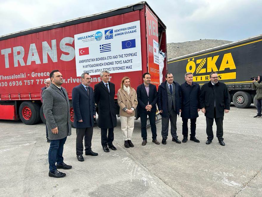 Σεισμός στην Τουρκία: Τέσσερις νταλίκες με κουβέρτες, θερμαντικά και φάρμακα έφυγαν από τον Πειραιά