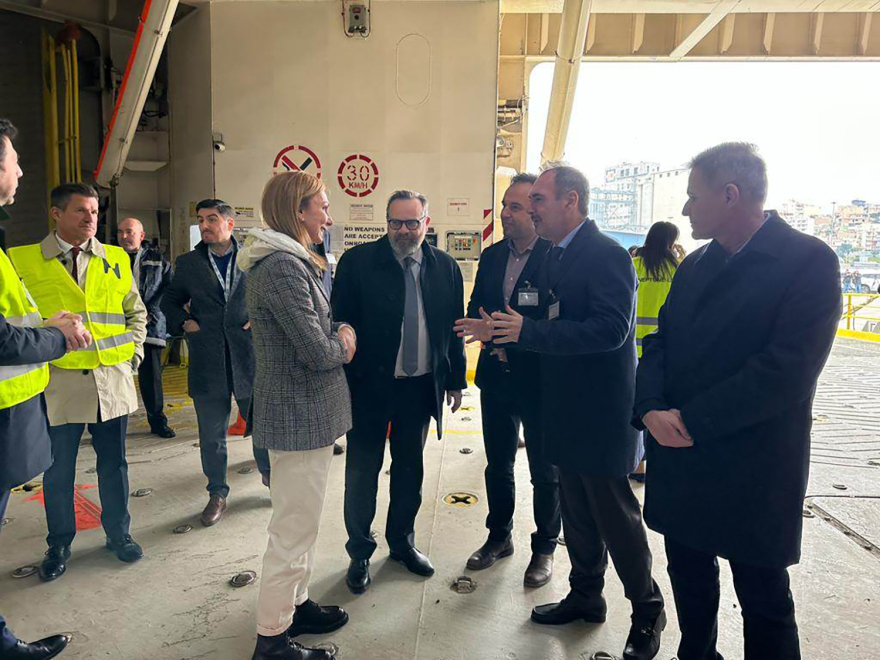 Σεισμός στην Τουρκία: Τέσσερις νταλίκες με κουβέρτες, θερμαντικά και φάρμακα έφυγαν από τον Πειραιά