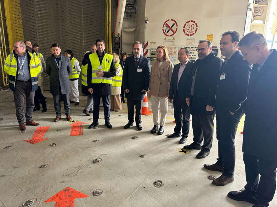 Σεισμός στην Τουρκία: Τέσσερις νταλίκες με κουβέρτες, θερμαντικά και φάρμακα έφυγαν από τον Πειραιά