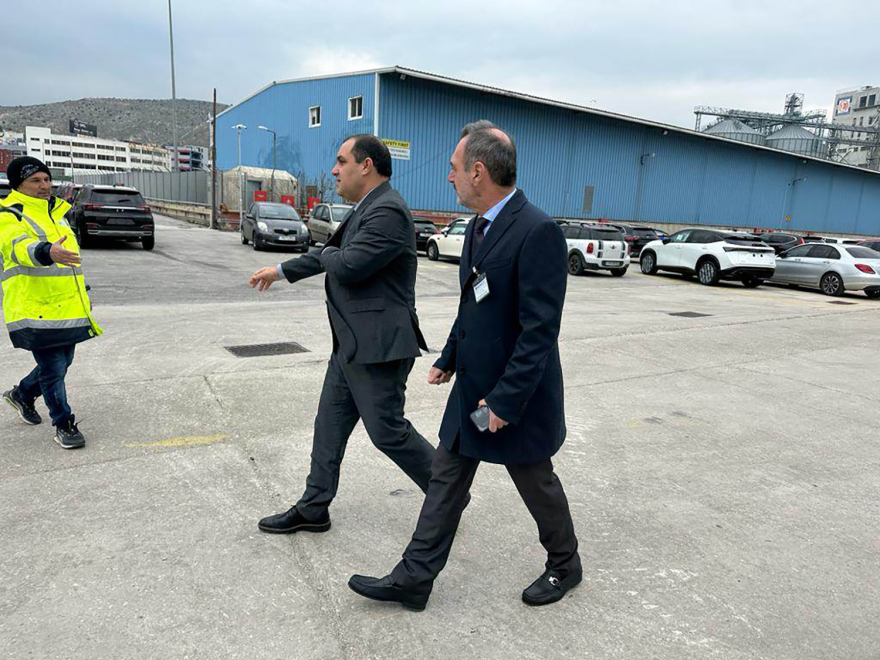 Σεισμός στην Τουρκία: Τέσσερις νταλίκες με κουβέρτες, θερμαντικά και φάρμακα έφυγαν από τον Πειραιά