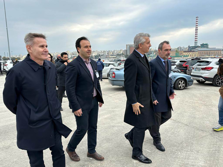 Σεισμός στην Τουρκία: Τέσσερις νταλίκες με κουβέρτες, θερμαντικά και φάρμακα έφυγαν από τον Πειραιά