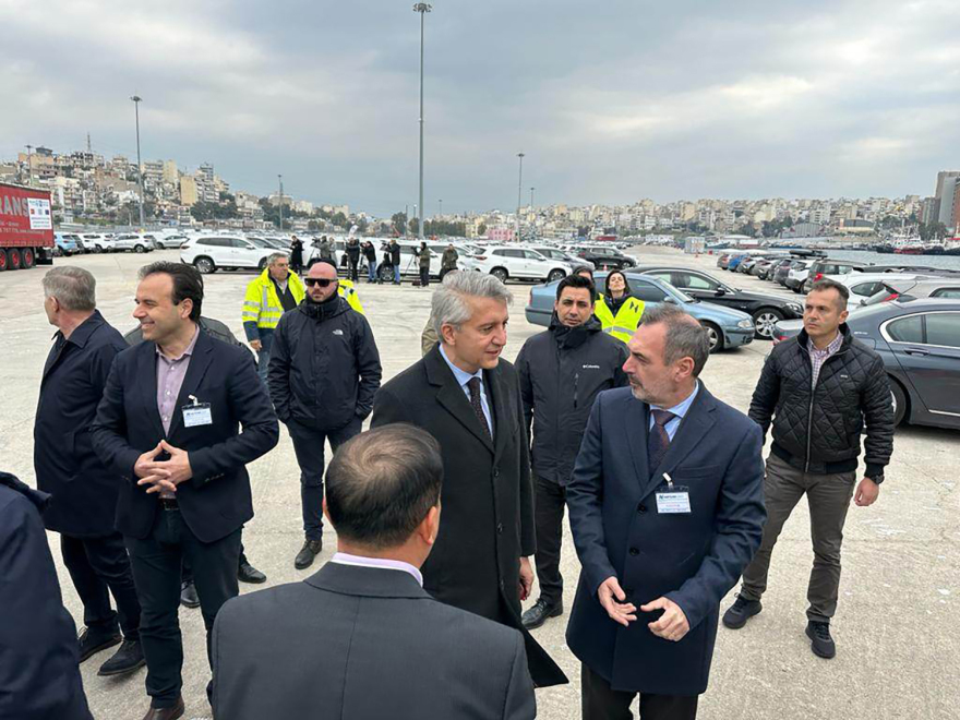 Σεισμός στην Τουρκία: Τέσσερις νταλίκες με κουβέρτες, θερμαντικά και φάρμακα έφυγαν από τον Πειραιά