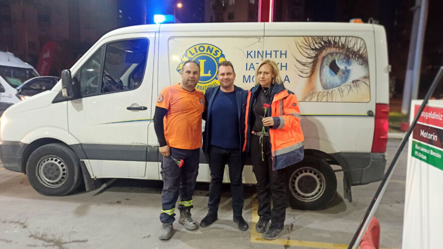 Σεισμός στην Τουρκία: Με λουλούδια ευχαρίστησαν τους Έλληνες διασώστες οι Τούρκοι