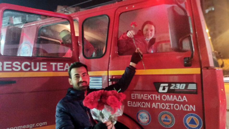 Σεισμός στην Τουρκία: Με λουλούδια ευχαρίστησαν τους Έλληνες διασώστες οι Τούρκοι