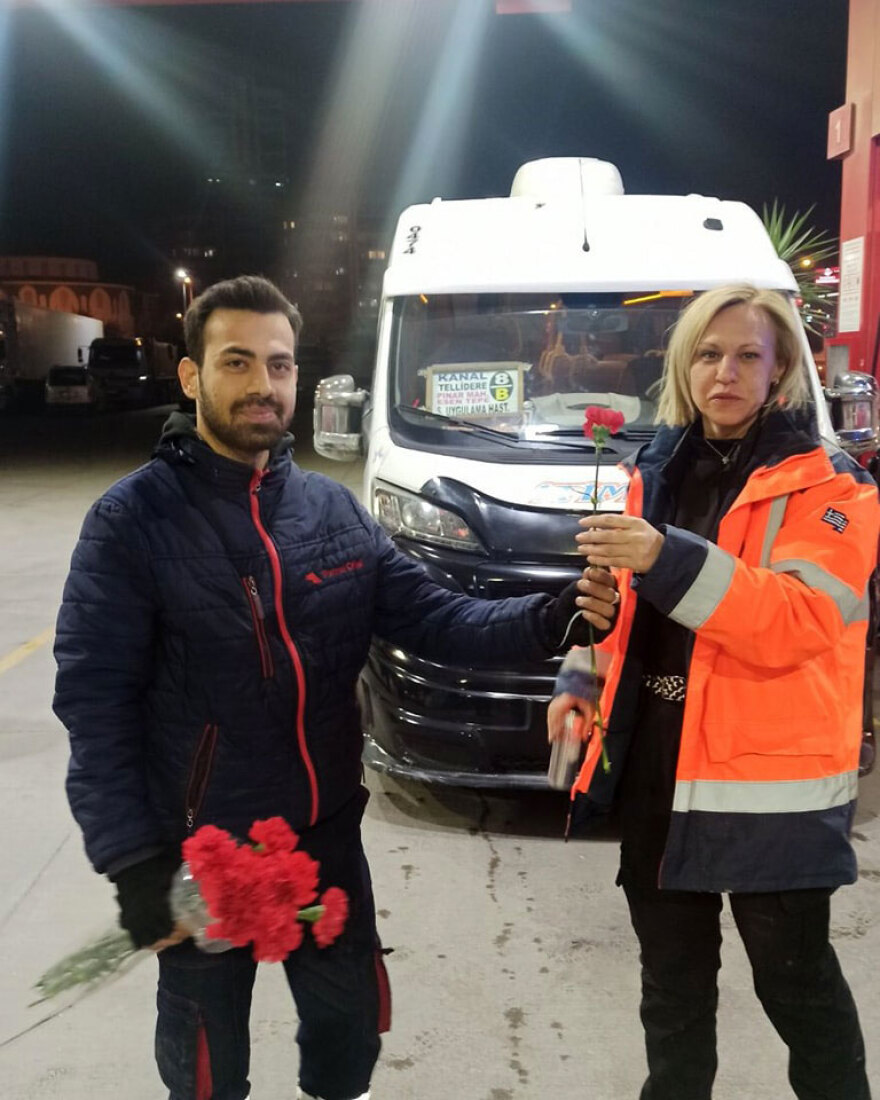 Σεισμός στην Τουρκία: Με λουλούδια ευχαρίστησαν τους Έλληνες διασώστες οι Τούρκοι